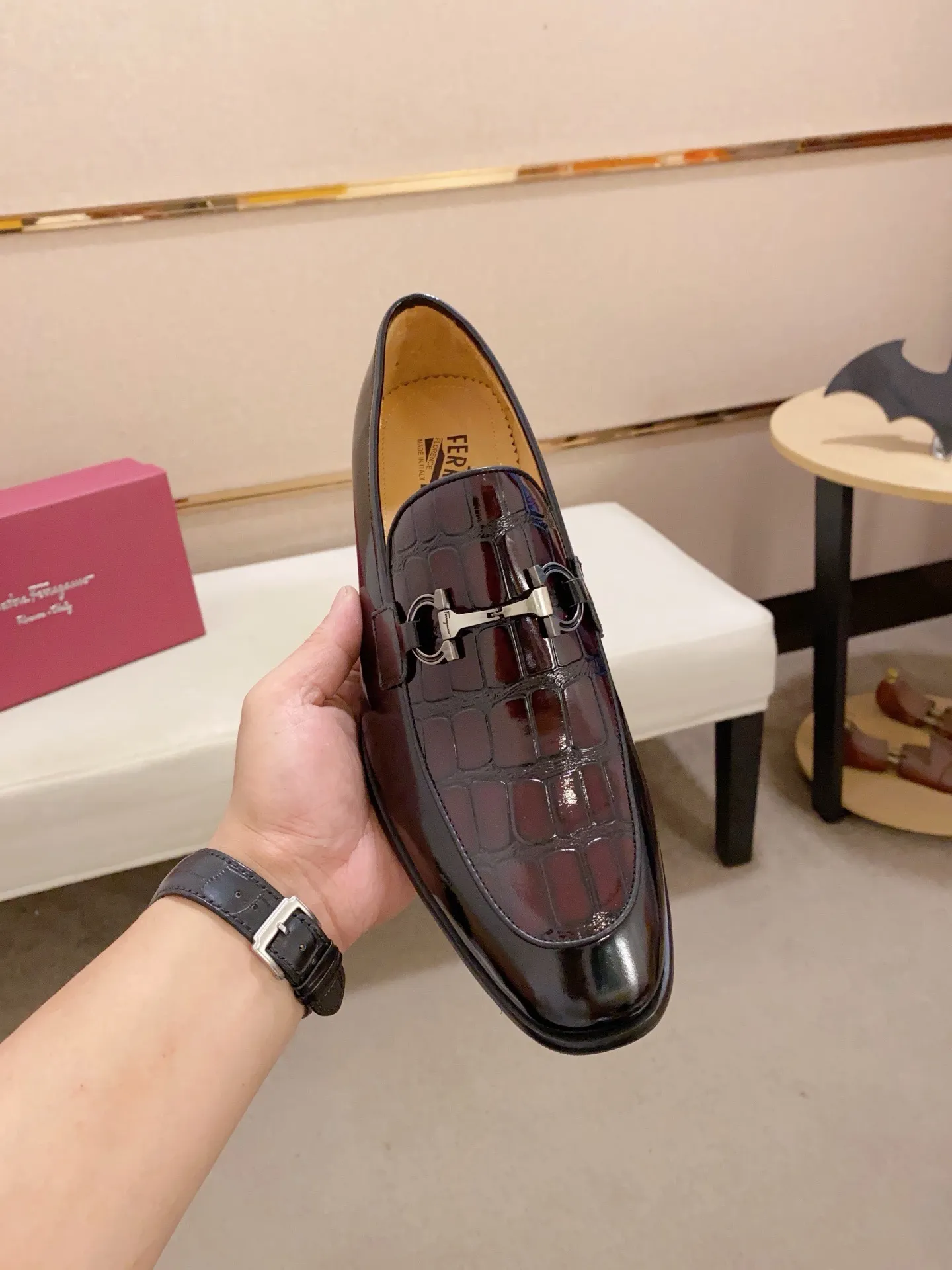 Men's shoes💰: 520💰 High version Ferragamo quality! 🆕🆕Exclusive hot-selling products in stock🔥🔥New products on the shelves, high-quality shoes, high-end driving shoes, with complete packaging! 💪 💪 Material: imported patented cowhide 🐂 + imported high-quality water-dyed cowhide lining + wear-resistant outsole 👍🏻👍🏻 Features: high-end and comfortable, purely handmade 🚀 🚀 Create the perfect shoes that suit you best 🔥 🔥 Size: (38-44) Can be customized 45 non-returnable!